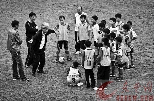 留守娃成校园足球小球星 放弃游戏回学校踢球