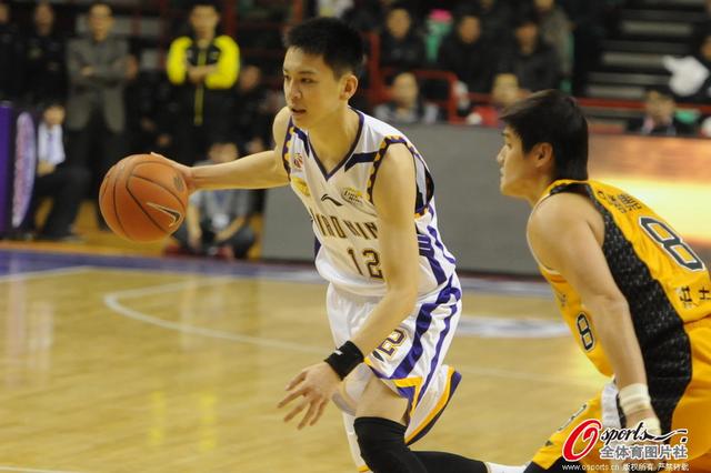 辽篮关键战欲胜山西 杨鸣不顾腰伤咬牙挺着上