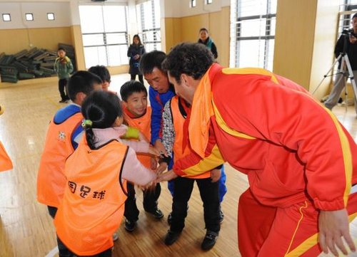 浙江黄龙走进校园足球 队员参与学生互动游戏