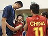 组图：姚明观战中国特奥男篮比赛 拥抱小选手