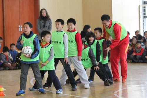 浙江黄龙走进校园足球 队员参与学生互动游戏