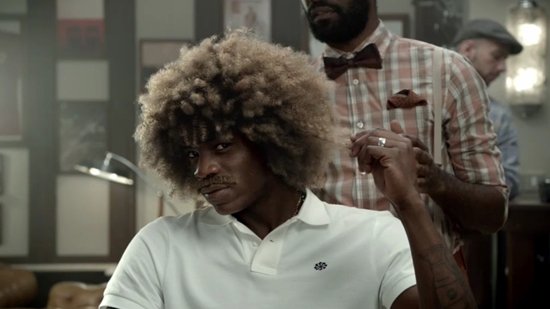 巴洛特利在耐克理发店打造“让人难忘”发型