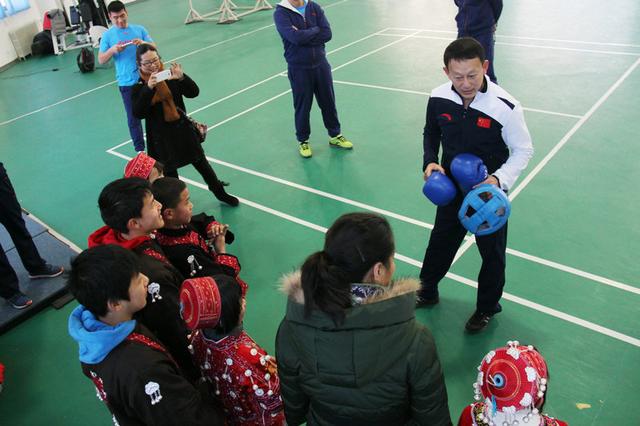 贵州留守儿童观摩拳击队训练 学打拳笑颜绽放