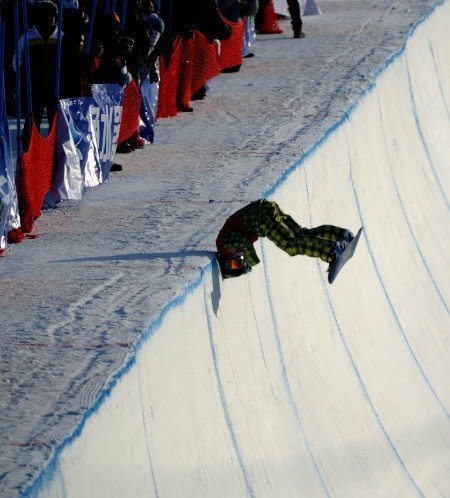 15岁单板选手颈部关节错位 错过比赛失声痛哭