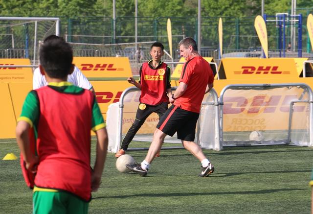 强强联合! DHL携手曼联在京开设足球训练营
