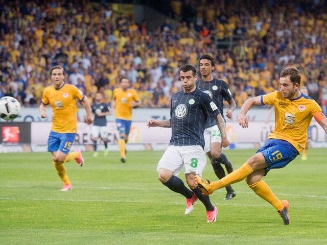 德甲-狼堡总分2-0双杀布伦瑞克 涉险保级成功