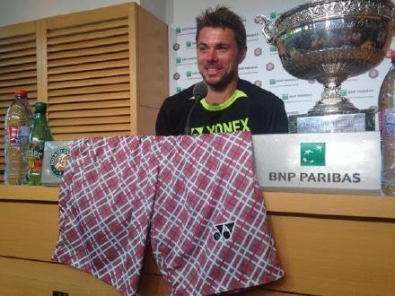 <em>花格短裤</em>抢戏瓦林卡 淘宝悄然上架售价200元_