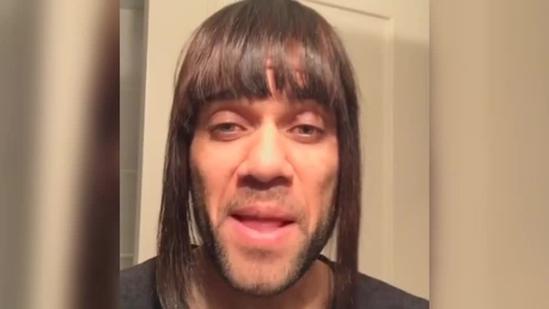 搞怪!巴萨大将戴假发扮女人 造型怪异遭嘲笑