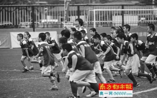 广州儿童足球训练营落幕 孙雯区楚良亲临赛场