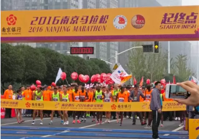 南京马拉松第一集团全跑丢 弃赛或因引导不明