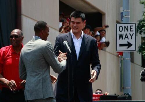 霍华德祝贺 姚明入名人堂 :他入选乃实至名归_体