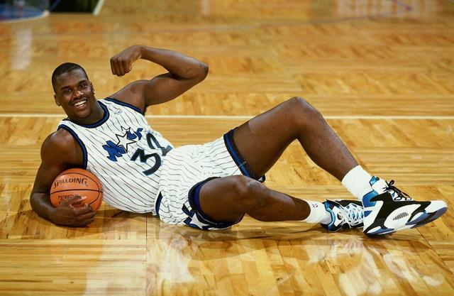 NBA老照片：他新秀赛季两次扣翻篮架 画面恐怖