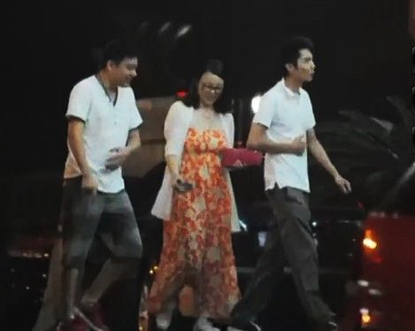 丁俊晖驾豪车深夜激吻美女 被曝<em>交</em>富二代<em>女友</em>