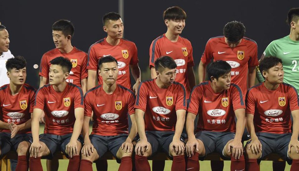 高清:全员到齐!国足拍大合照 王大雷训练调皮