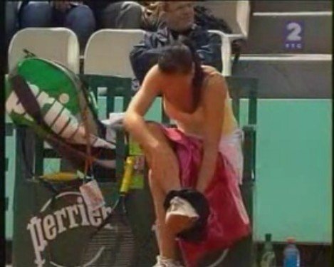 <em>网球</em>美女赛场公然换内裤!引全场口哨显娇羞_体