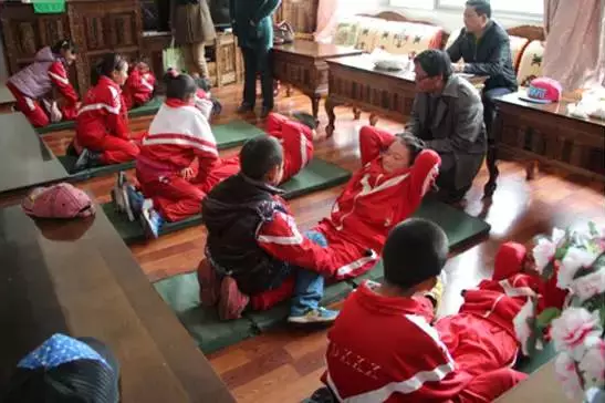 你的 <em>仰卧起坐</em> 不正确!卷腹<em>练出</em>人鱼<em>马甲线</em>_体