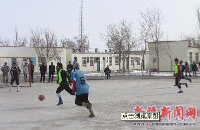 新疆尉犁县举办五人足球赛 100多名群众组队