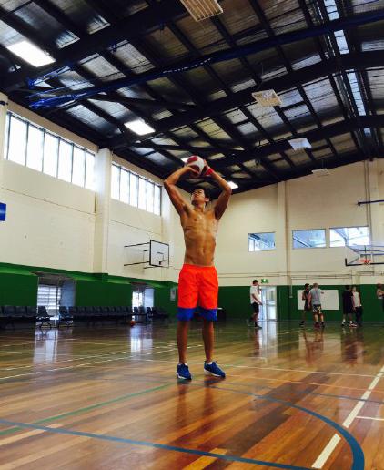 孙杨半裸上身打篮球 自称有篮球飞人感觉(图)