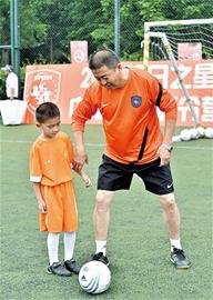 青岛中能校园足球夏令营 专业教练手把手授课