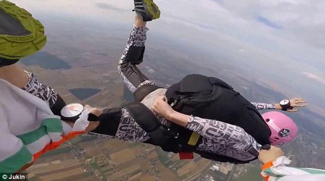 惊险!少年跳伞急速失控 父亲万米高空救子(图)