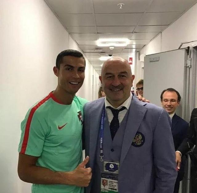 俄罗斯主帅打趣征召C罗:给他一本俄罗斯护照