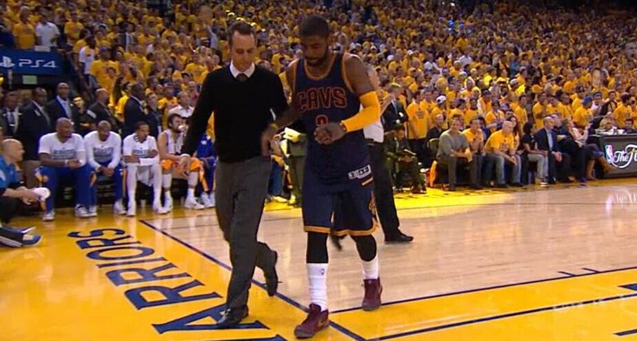 雪上加霜!欧文左膝伤复发 一瘸一拐掩面退场