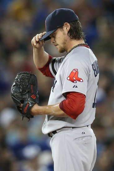 红袜强投六连胜惹争议 陈伟殷遭打爆吞第三败