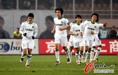 青岛0-1杭州惊险保级 杜威头槌助绿城进亚冠