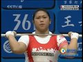 视频：女子举重 印尼选手第一举举起129公斤