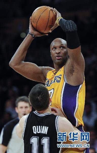 NBA常规赛:湖人队战胜马刺队[组图]