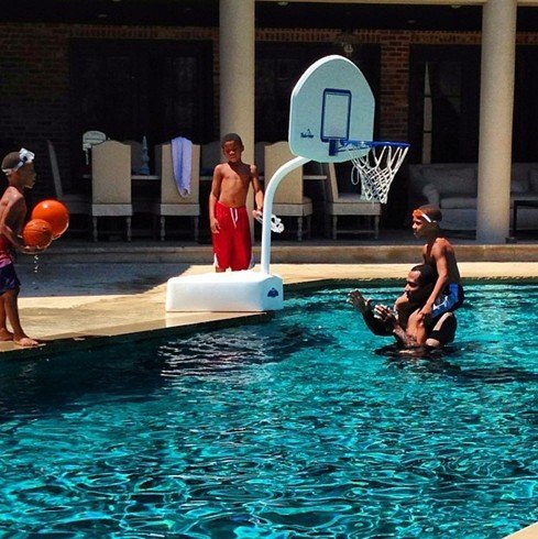 NBA猛将泳池搭篮架 水中练球与孩子互动(图)