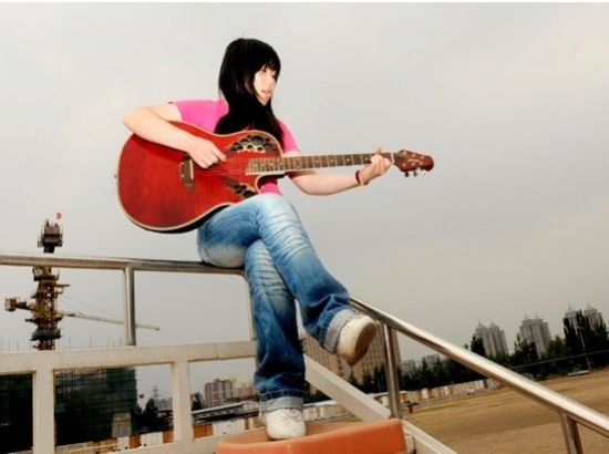 <em>西单女孩</em>:拍卖春晚<em>吉他</em> 彩票是最广泛的慈善_