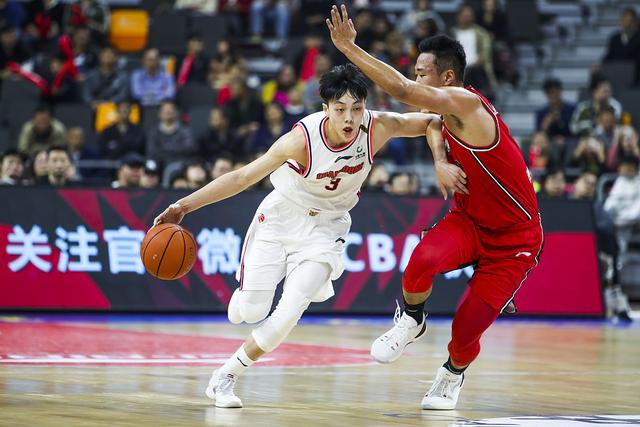 从被批最多到全明星首发¨他也 胡明轩靠什么完成蜕变〖赛季?