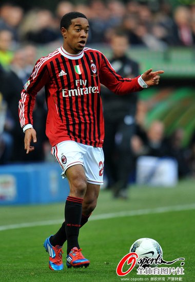 米兰虽胜却亮一把双刃剑 后卫变前腰是祸非福
