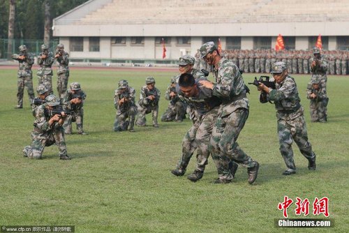 清华大学军训典礼新生演练反恐
