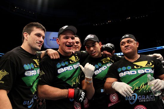 ufc131综述:桑托斯获冠军挑战资格 马亚憾负