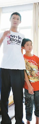 重庆12岁小巨人似易建联 12岁身高1米82(图)