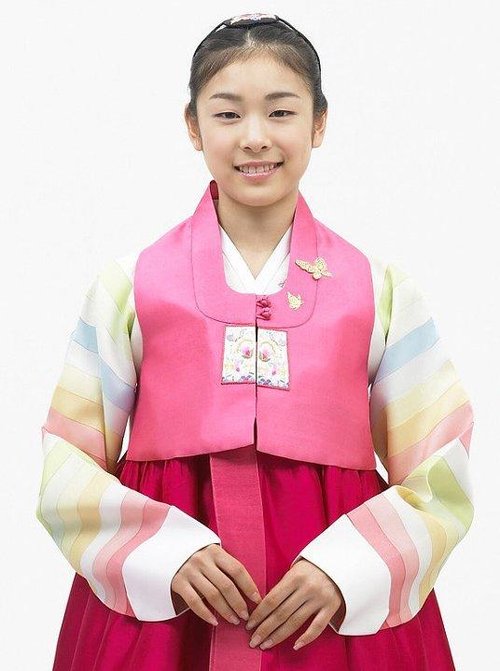 金妍儿韩服造型乖巧拜年 天后展传统一面[组图