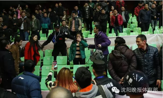 李晓旭退场遭马甲男偷袭 比赛监督都去哪了？