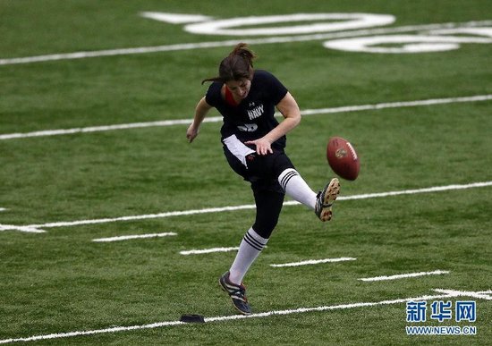 女性想踢NFL并非易事 女球员曾为参赛变性
