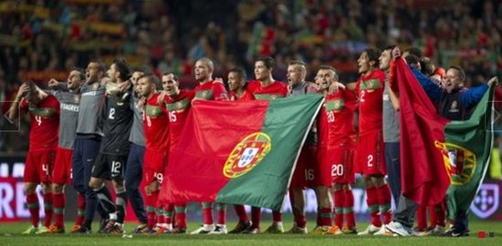 葡萄牙赛后感人一幕 黄金一代披国旗高唱国歌