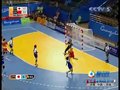 视频：女子手球中国队抓住机会射门得分