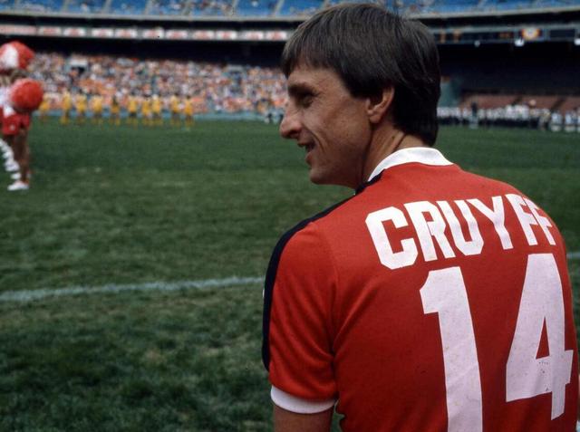 富力球迷第14分钟向克鲁伊夫致敬 鼓掌一分钟