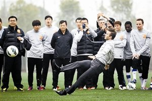 穿这么帅踢球,是要出问题的