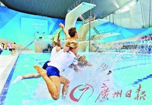 尤其是男子单人项目的两枚 金牌 全数旁落,着实为中国跳水敲响了警钟.