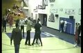 视频：高中比赛暴力一幕 球员撂倒裁判