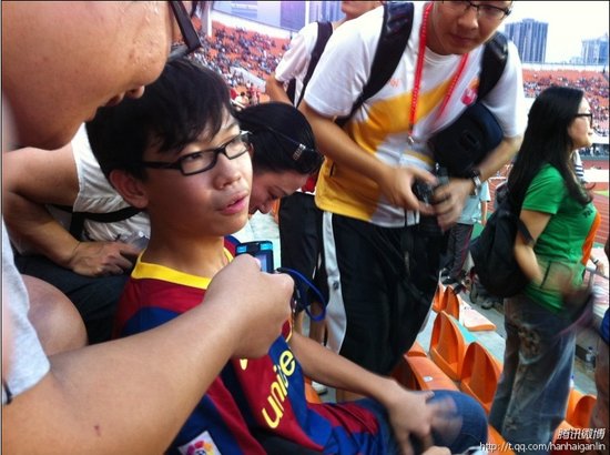 恒大战皇马看台惊现巴萨球迷 遭皇马球迷怒吼