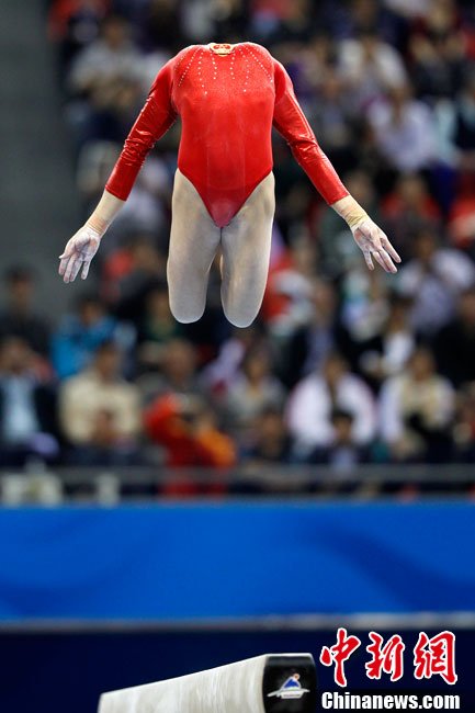 亚运会女子平衡木决赛 邓琳琳的奇特造型