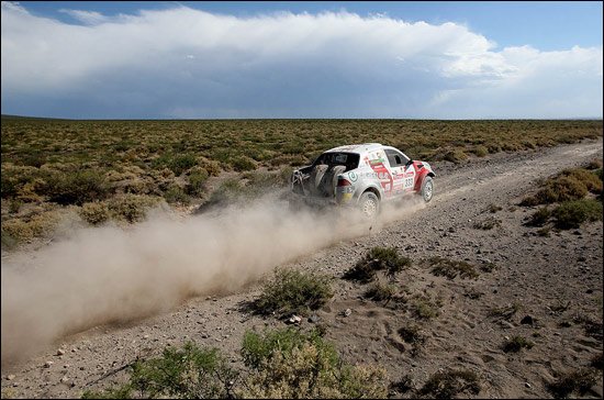 前方连线周远德:高海拔赛车很吃力 爆胎一次