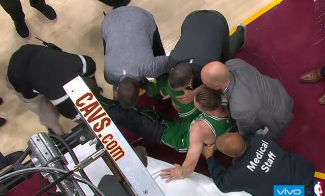 Hayward受傷倒地，Wade單膝跪地為其祈禱-Haters-黑特籃球NBA新聞影片圖片分享社區